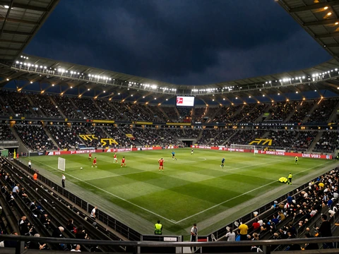 Flutlicht-Bundesliga-Spiel bei Nacht mit leuchtendem Rasen und vollen R&auml;ngen f&uuml;r Live-Wetten bei Golazzo