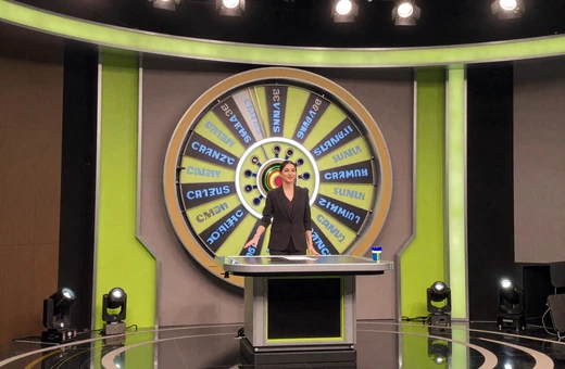 Live-Casino-Game-Show-Studio mit leuchtendem Rad und Moderator im Golazzo Live Casino