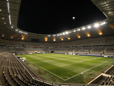 Flutlicht-Stadion bei Nacht mit fliegendem Fu&szlig;ball f&uuml;r das Golazzo Sportsbook