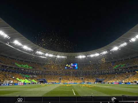 Champions-League-Arena bei Nacht mit goldenem Konfetti und hellen Flutlichtern f&uuml;r Kombi-Wetten bei Golazzo