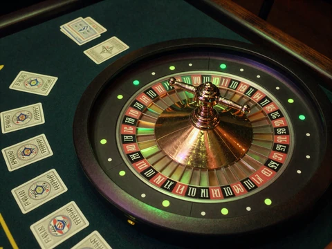 Roulette-Rad und Karten leuchten unter Lime-Licht auf dunklem Filz im Golazzo Online Casino